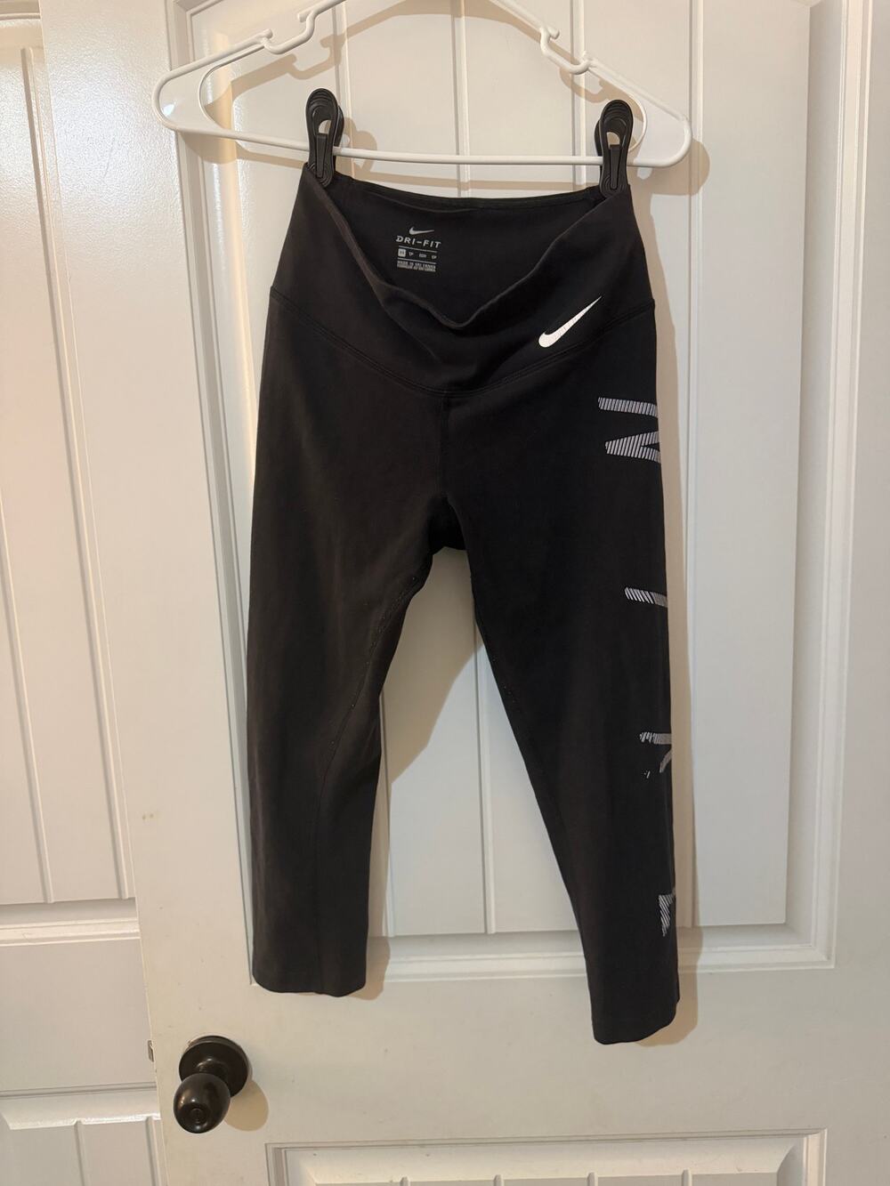 Nike Legend Women's Leggings XS Black Tight Fit Cropped Capri Logo Print